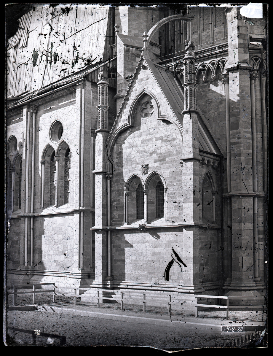 Søndre kapell i oktogonen i Nidarodsomen etter restaurering, koret under restaurering. Gotiske skulpturer, blyglassvindu og erkebiskop Walkendorfs våpenskjold over vinduene. Fialskulpturer på tårnene.