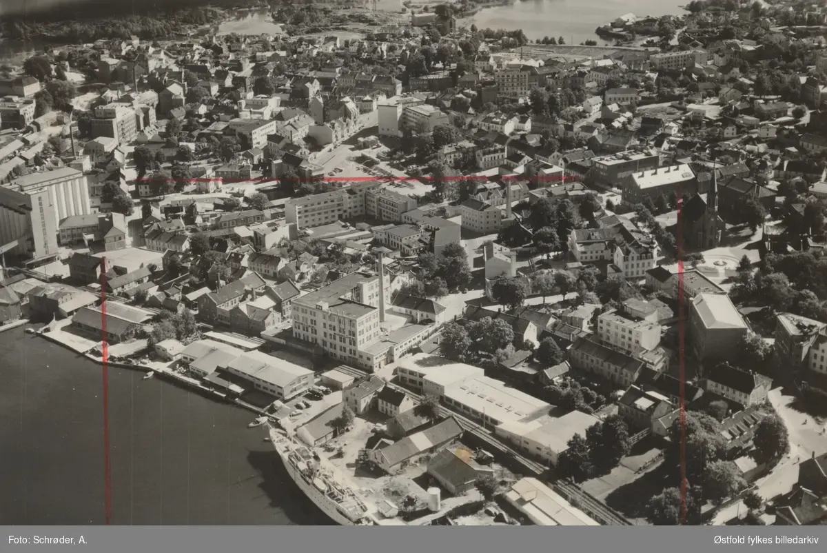 Flyfoto fra Moss sentrum 31. august 1960. I forgrunnen Noblikk A/S: