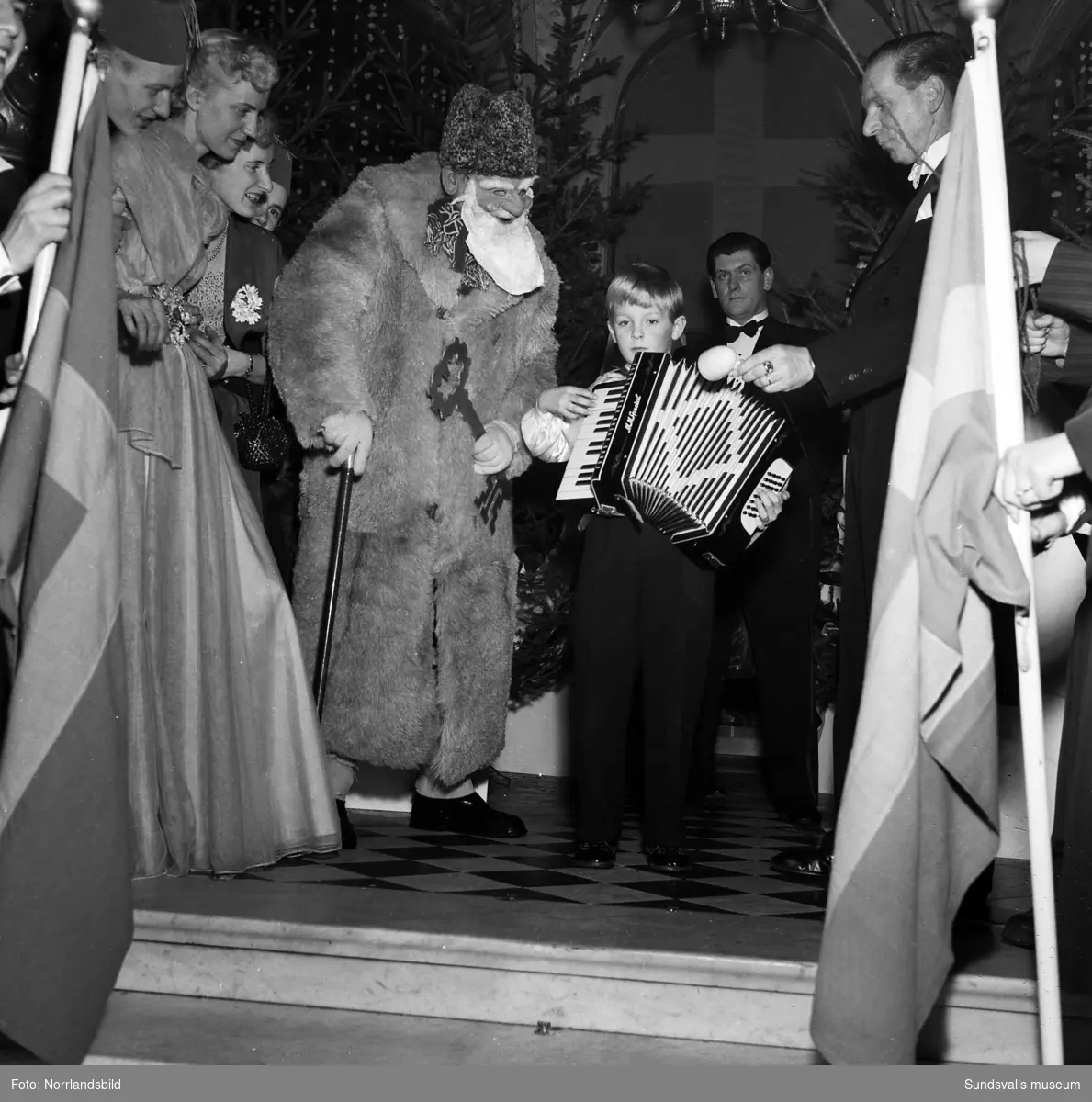 Nyårsfirande på Knaust 1952 med massor av festglada människor och nyårsritualen i trappan.