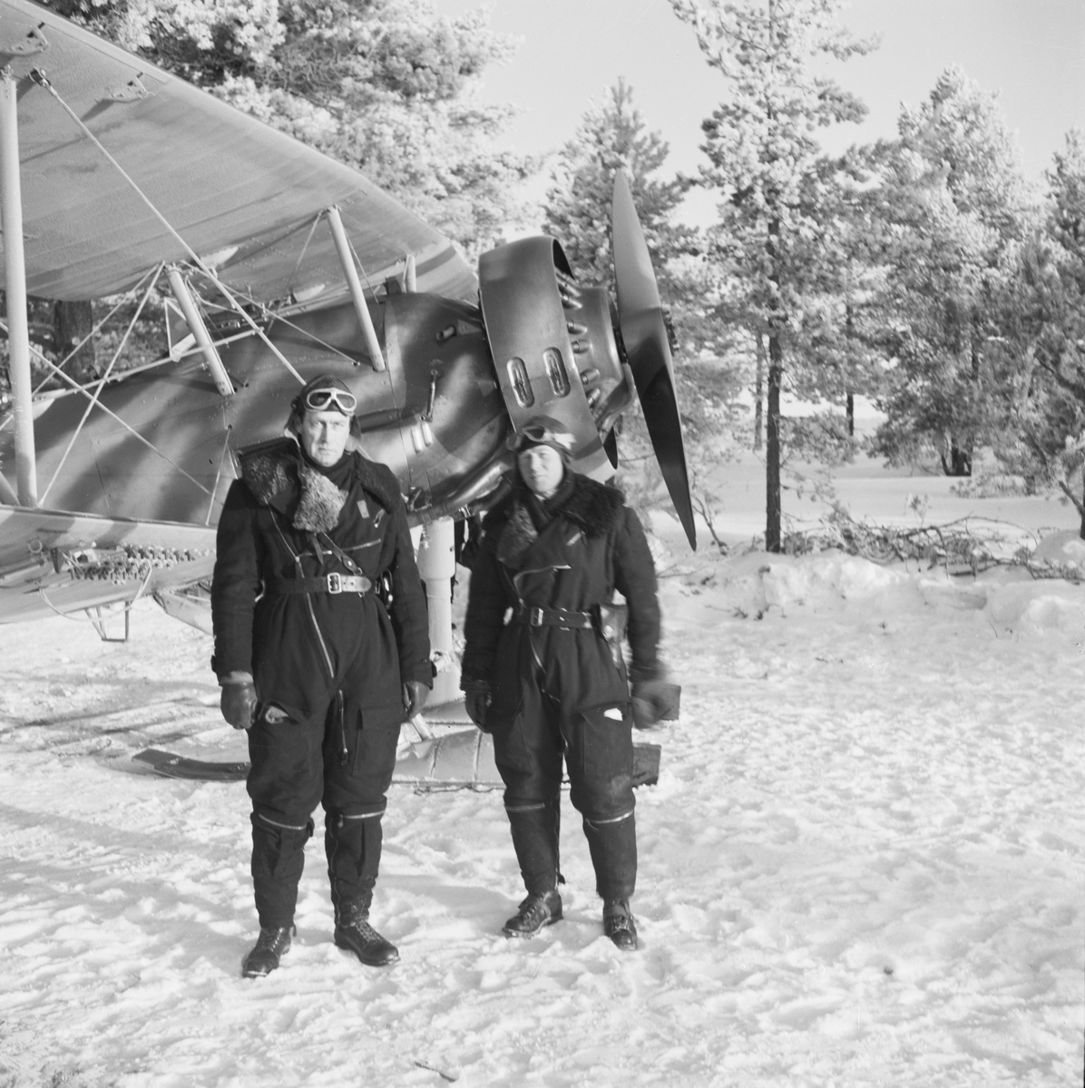 Hugo Beckhammar och Björn Bjuggren vid en B 4 Hawker Hart vid Svenska frivilligkåren i Finland, F 19.