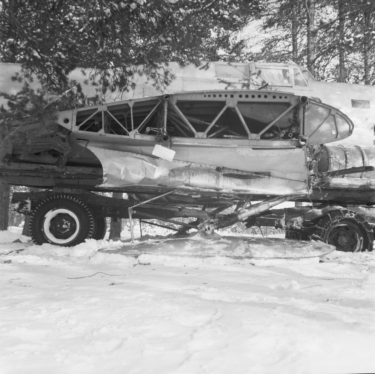 Del av nedskjutet sovjetiskt flygplan DB-3 vid Svenska frivilligkåren i Finland, F 19.