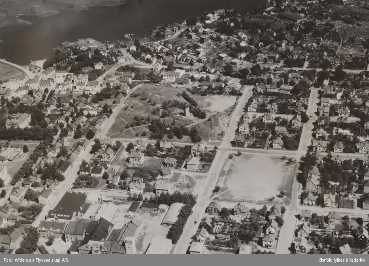 Oversiktsbilde av Moss sentrum. Flyfoto fra før desember 1941. Helly Hansens fabrikk til venstre. Bytårnet.