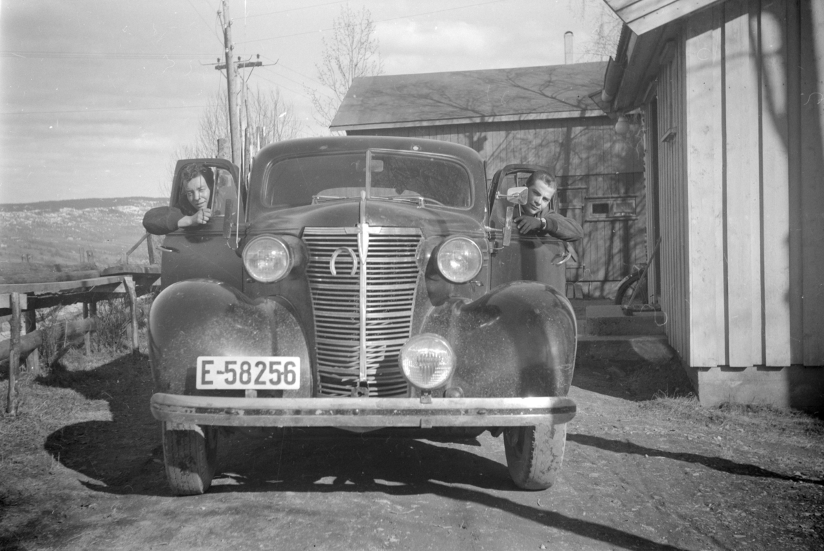 Per Børresen og Terje Grimstad med bil - E-58256, Chevrolet 1938-modell
