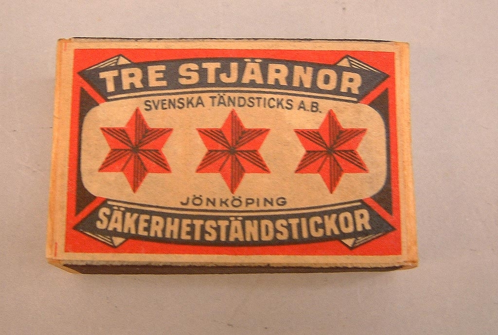 Reklamtändstickor för Järnvägshotellet i Storvik.
Tändstickor TRE STJÄRNOR, säkerhetständstickor.
Tre stjärnor på framsidan med röd kant.