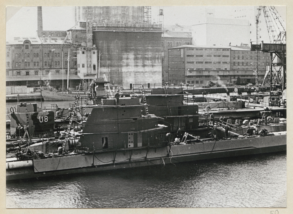 En imponerande utbåtsflotta vid slipbroarna-Draken. Vargen och Nordkaparen under utrustning,samt U8 för studium inför Abborrenombyggnaden, april 1961