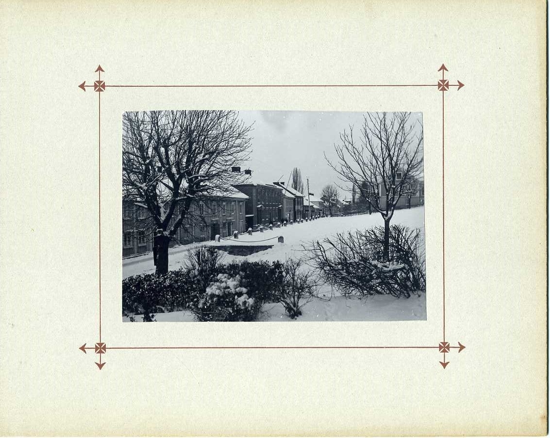 Gränna i snö, fotograferat från torgets södra uppfart mot Brahegatan norrut.
