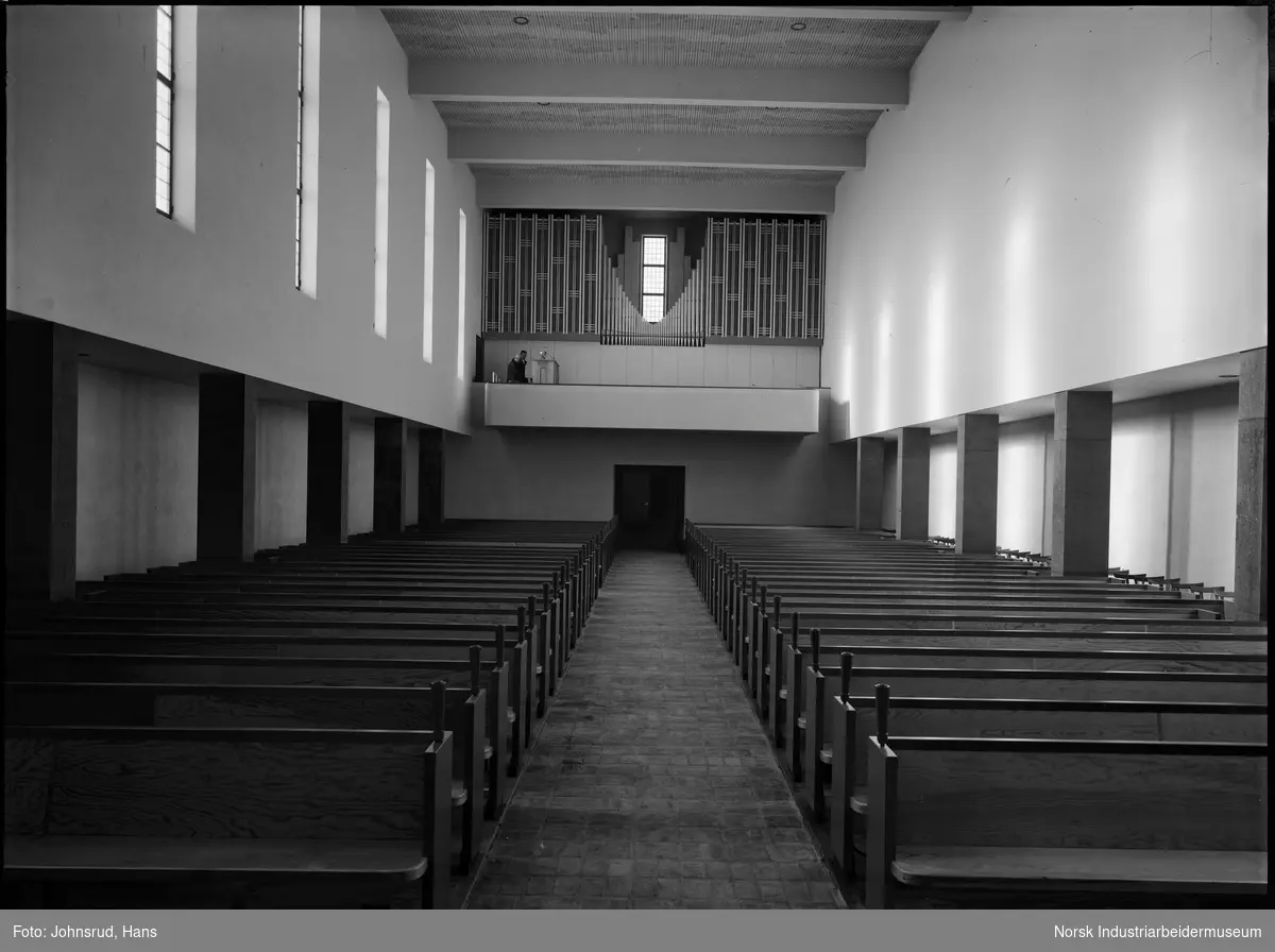 Kirkeinnvielsen av Notodden Kirke 1938. Interiør i kirken, benker og kirkeorgelet.