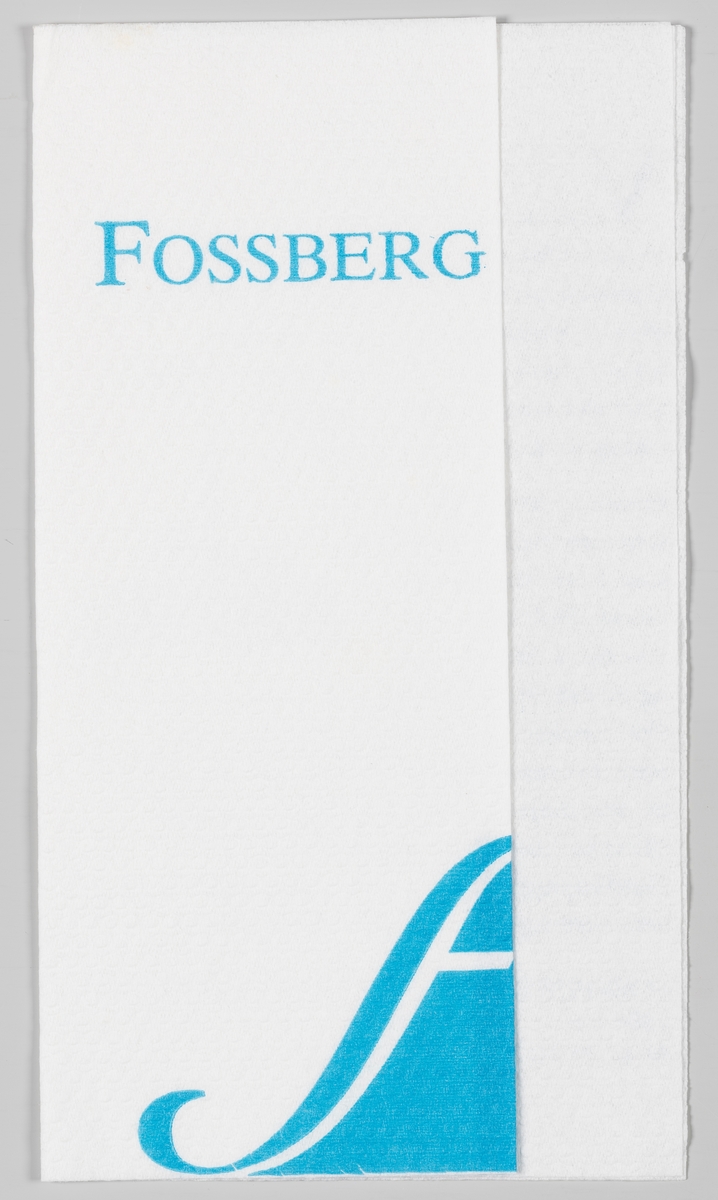En svungen F og en tegning av Lom stavkirke og en reklametekst for Fossberg Hotell i Lom. 

Fossberg Hotell ligg midt i Lom sentrum og kan tilby hotellrom, motellrom, campinghytter, kurs og konferanserom, selskapsservering og kafeteria.