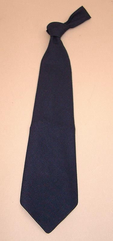 Mörkblå slips.