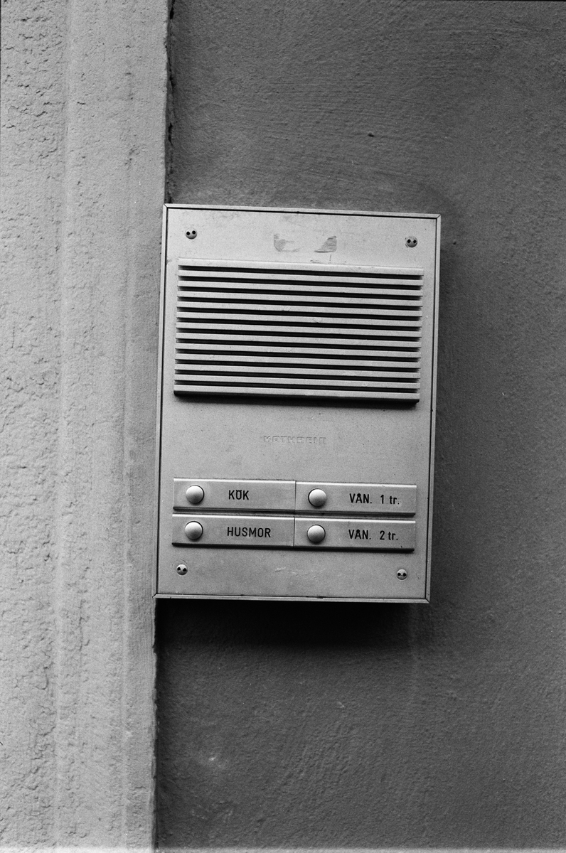 Porttelefon vid ytterdörren, Borgarhemmet, S:t Johannesgatan, Uppsala 1992