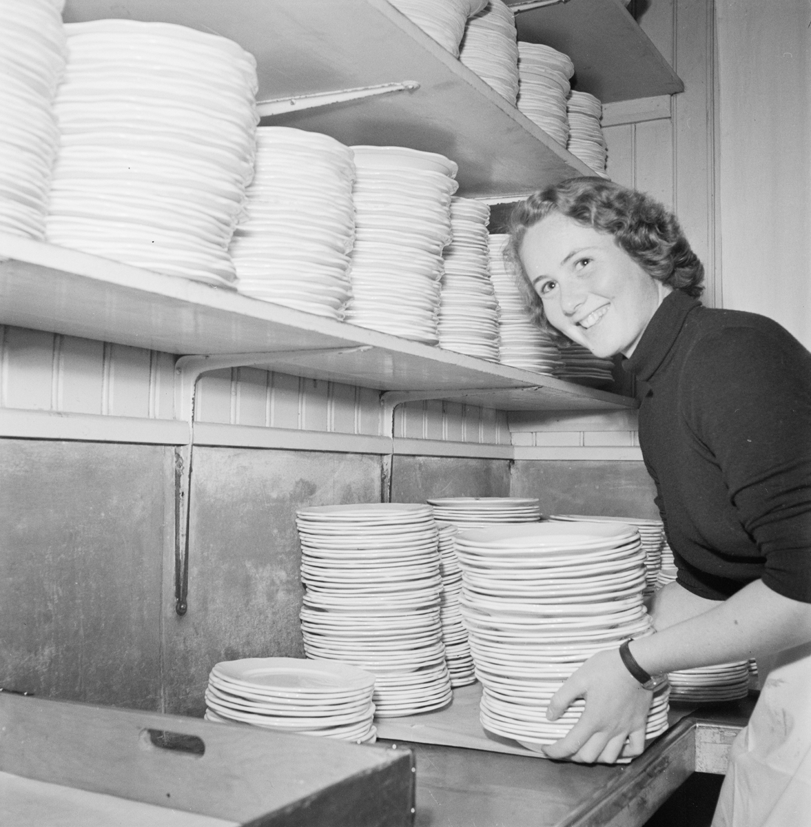 Kvinna som diskar, Flustret, Uppsala 1952