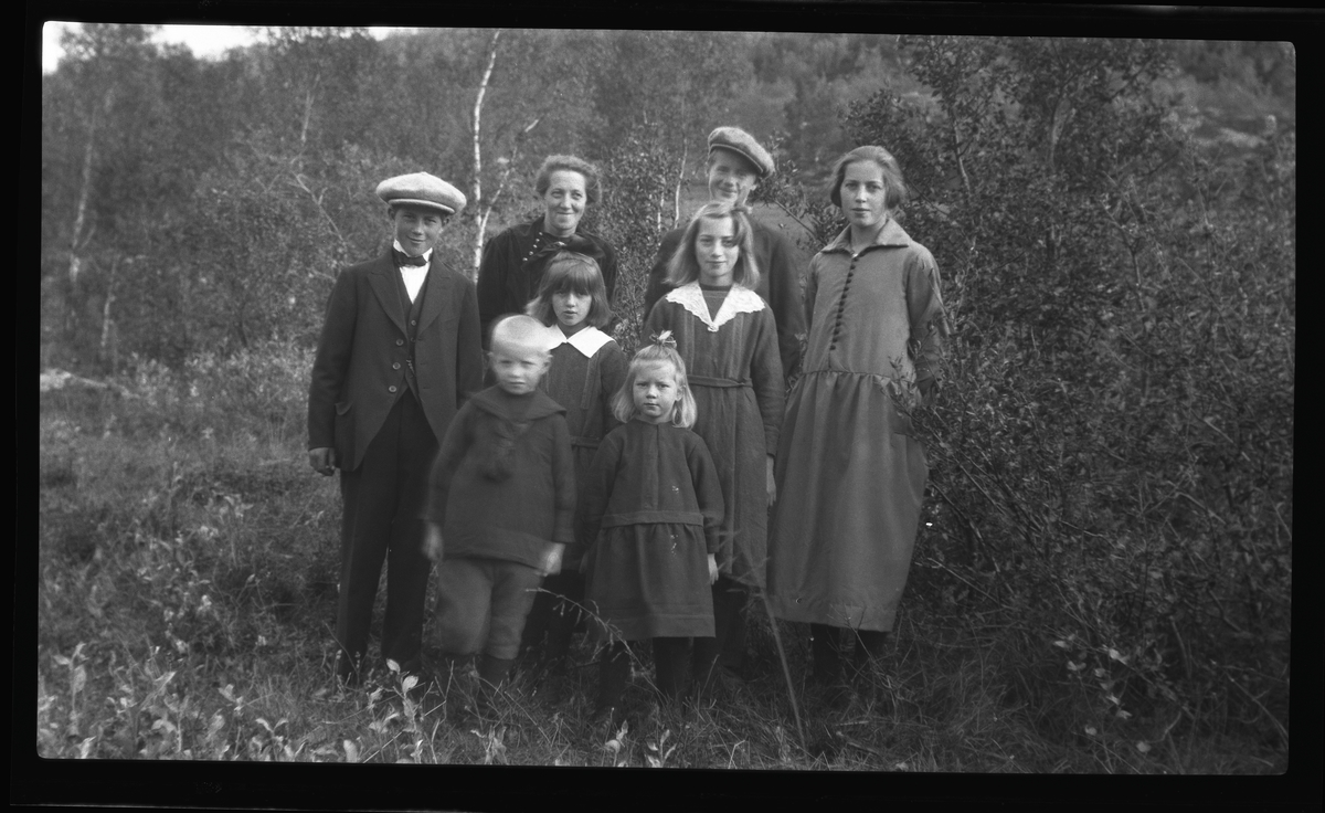 Gruppebilde av Anne Varmedal med sine syv eldste barn.
