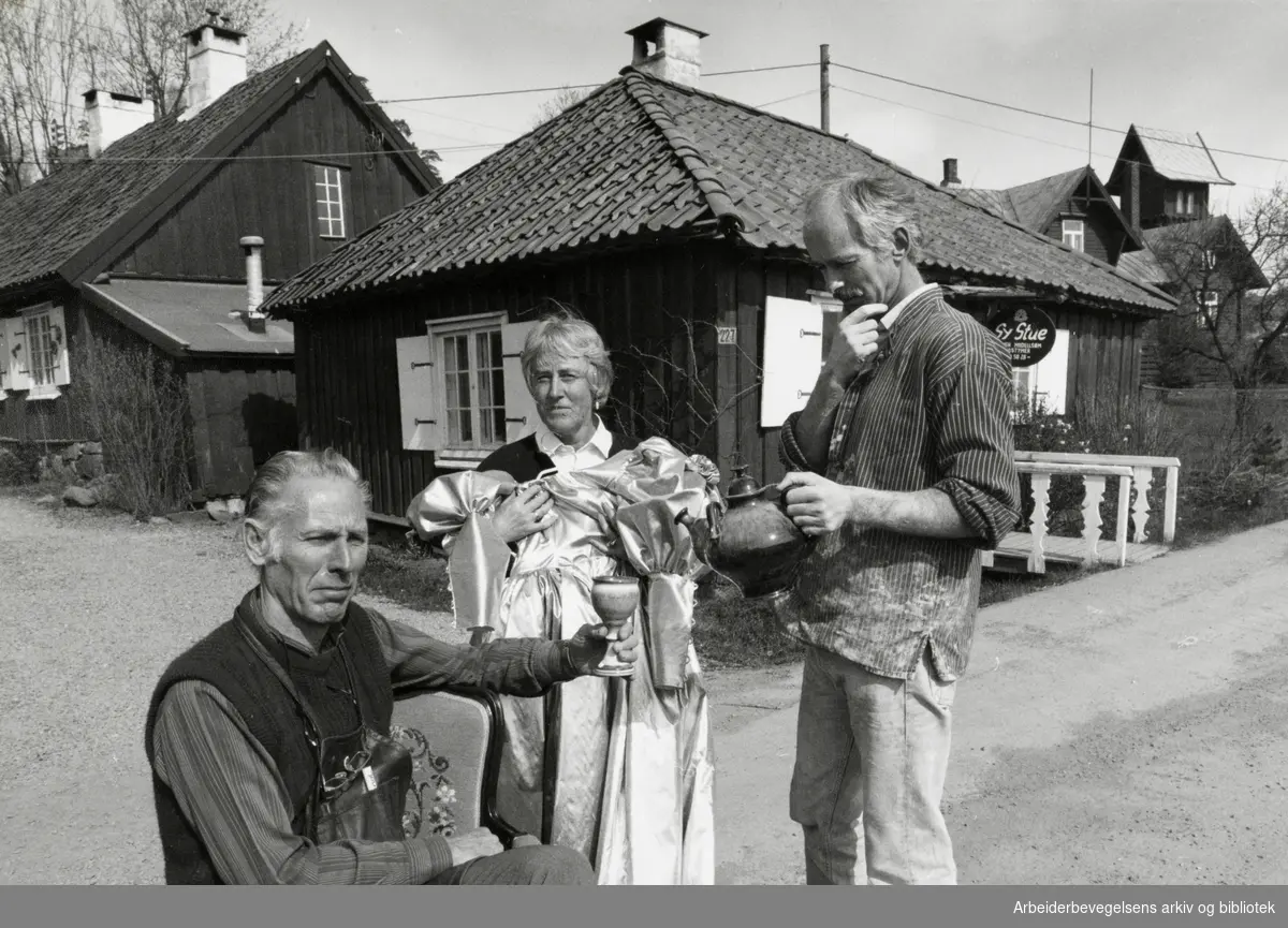 Drammensveien 225 og 227. Keramiker Rein Follestad serverer tapetsermester Torleif Lillehagen et krus te. Anne-Lise Waastad fra systua venter også på fredning av bygningene. I bakgrunnen den gamle politi- og brannstasjonen. April 1991