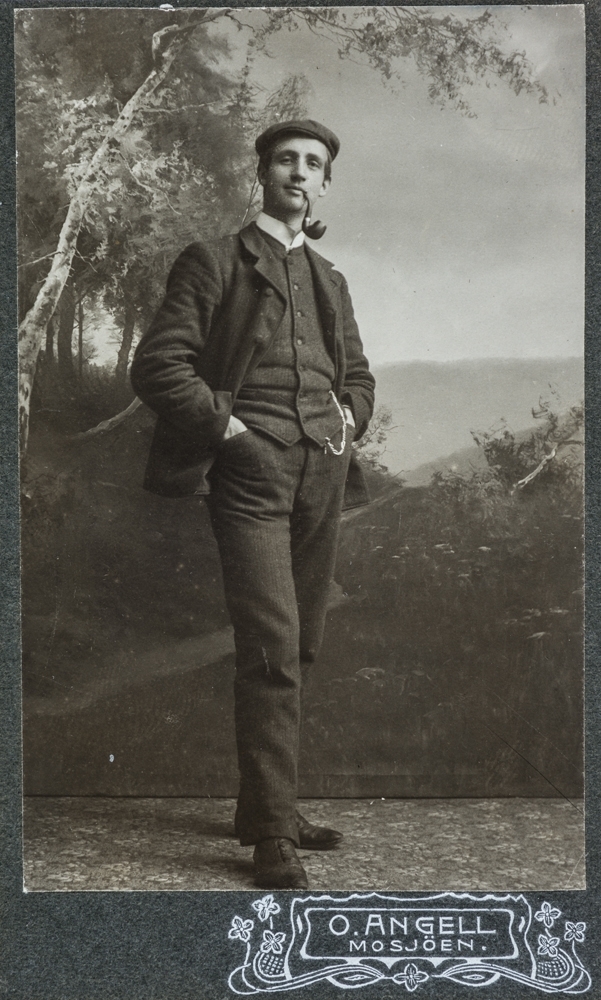Portrett av ung mann med krokpipe.