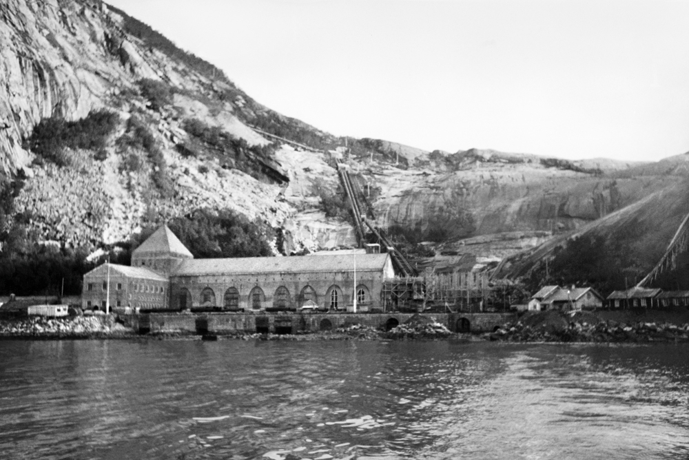 Glomfjord kraftsasjon som ble ødelagt av sabotører under krigen. Bilde av skadene.