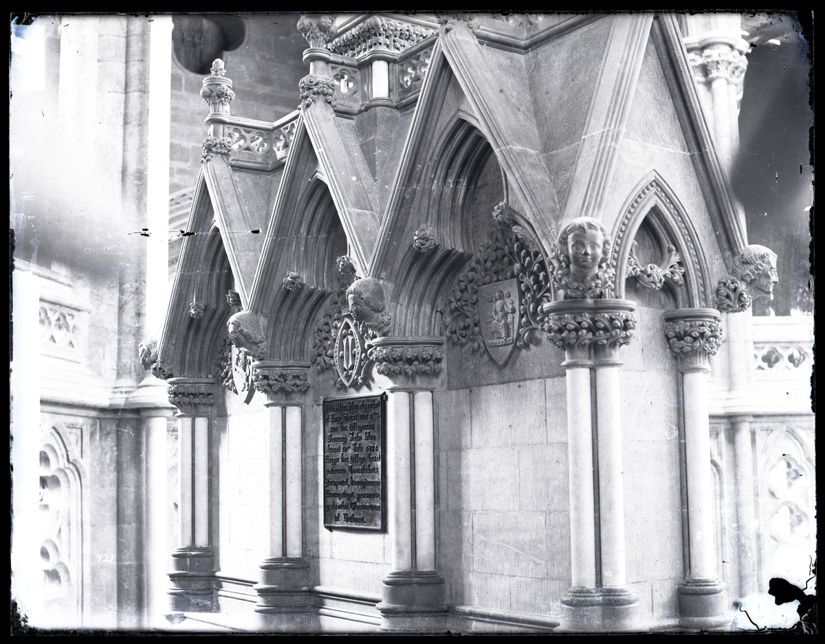 Baksiden av høyalteret i oktogonen i Nidarosdomen. Tegnet av Arkitekt Christie, utført av Paul Bøe i 1882. Platen på baksiden ble senere erstattet med en gravert messingplate, med oppdatert tekst. 

Tekst på den gamle platen (på fotografiet):

"Dette Alter blev skjenket
af Kong Oscar den 2den
som her tilligemed
Dronning Sofie blev 
Kronet 18de Juli 1873
Kongen har tillige ladet 
restaurere Tverskibets
Nordportal, hvorigjennem
Kroningstoget passerede
og skjænket Glasvinduer
til Høikoret"