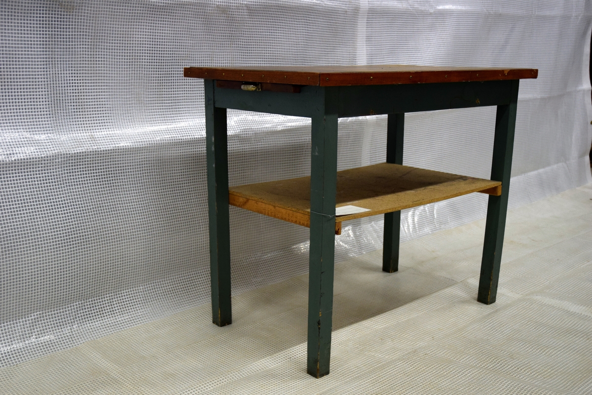 Grønnmalt bord med skuff i sargen og trekvit bordplate