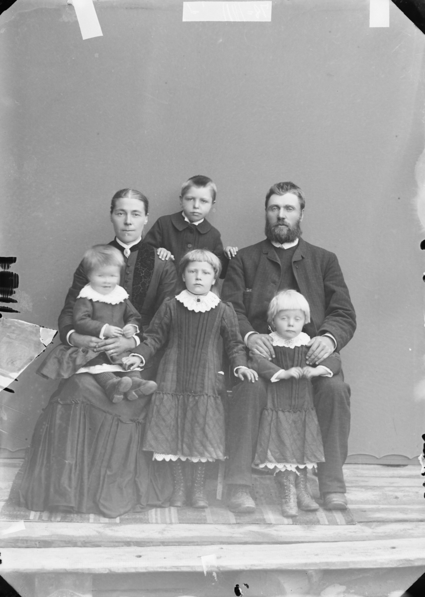 Familien til Olaug og Hans Roen med 3 døtre og 1 sønn