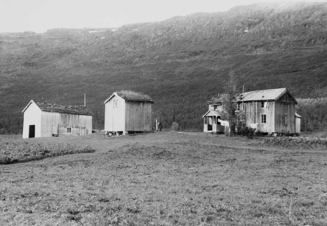 Nedre Røssåga, opprinnelig arkivnr. 0053-a.
Røssvatnet, reguleringsberørt bebyggelse, Valberg, Hemnes