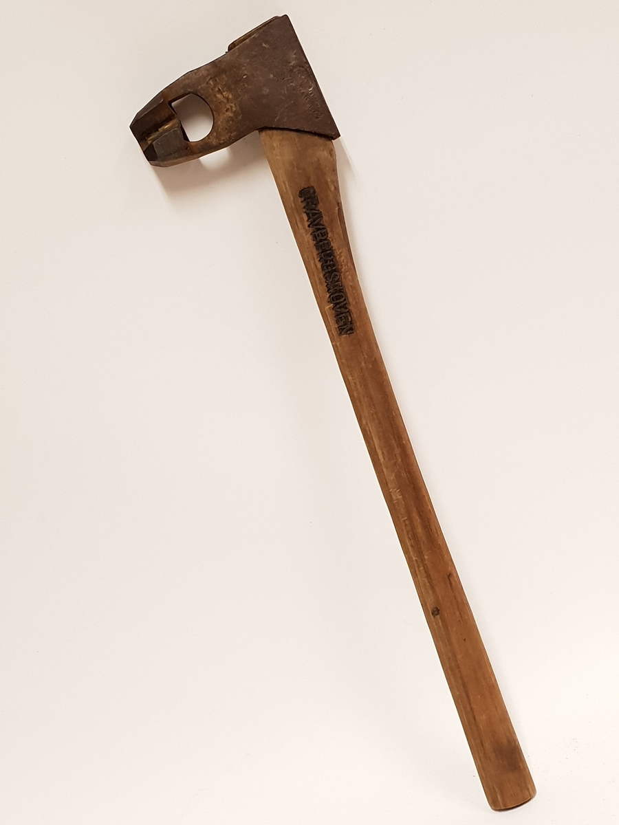Merkeøks for (Borregaard) GravbergskovenMerkeøksene ble brukt av tømmermålere til merking av tømmer. Tømmermåling var et mannsdominert yrke. 