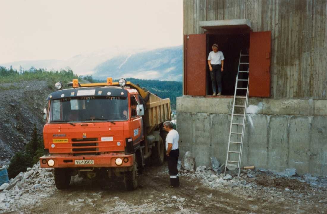 opprinnelig arkivnr. 0376-b.
Røssåga. Fallforsen. Bygging nytt omløpslukehus og maskiner. Lastebilen er tsjekkisk Tatra.