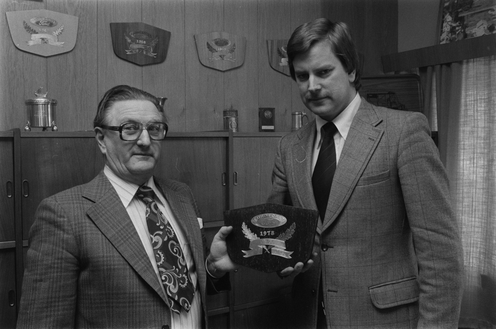Lind og Greva. 25 år som Ford-forhandler. Mars 1979.
Otto Lind (t.v.) mottar utmerkelse.
Foto: Ragnar H.A.