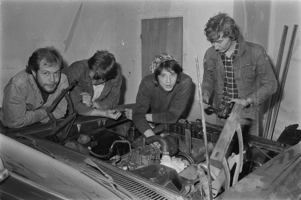 Amcar klubben i Mosjøen 1978. 4 menn henger over motorrommet på bil. Jan Moum, Kurt Karlsen, Bjørn Brodtkorb og Asle Strøm