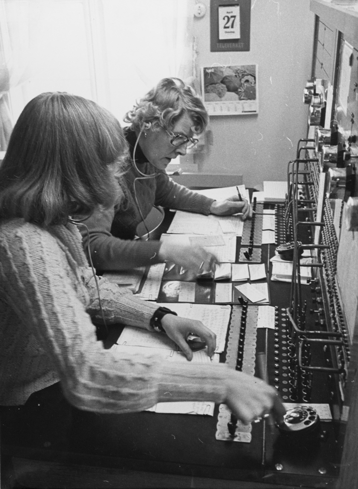 Fra telegrafsentral 2 damer i arbeidl. Reportasje i Helgeland Arbeiderblad torsdag 10 mai 1977. "Når telegrafstasjonene nedlegges"
