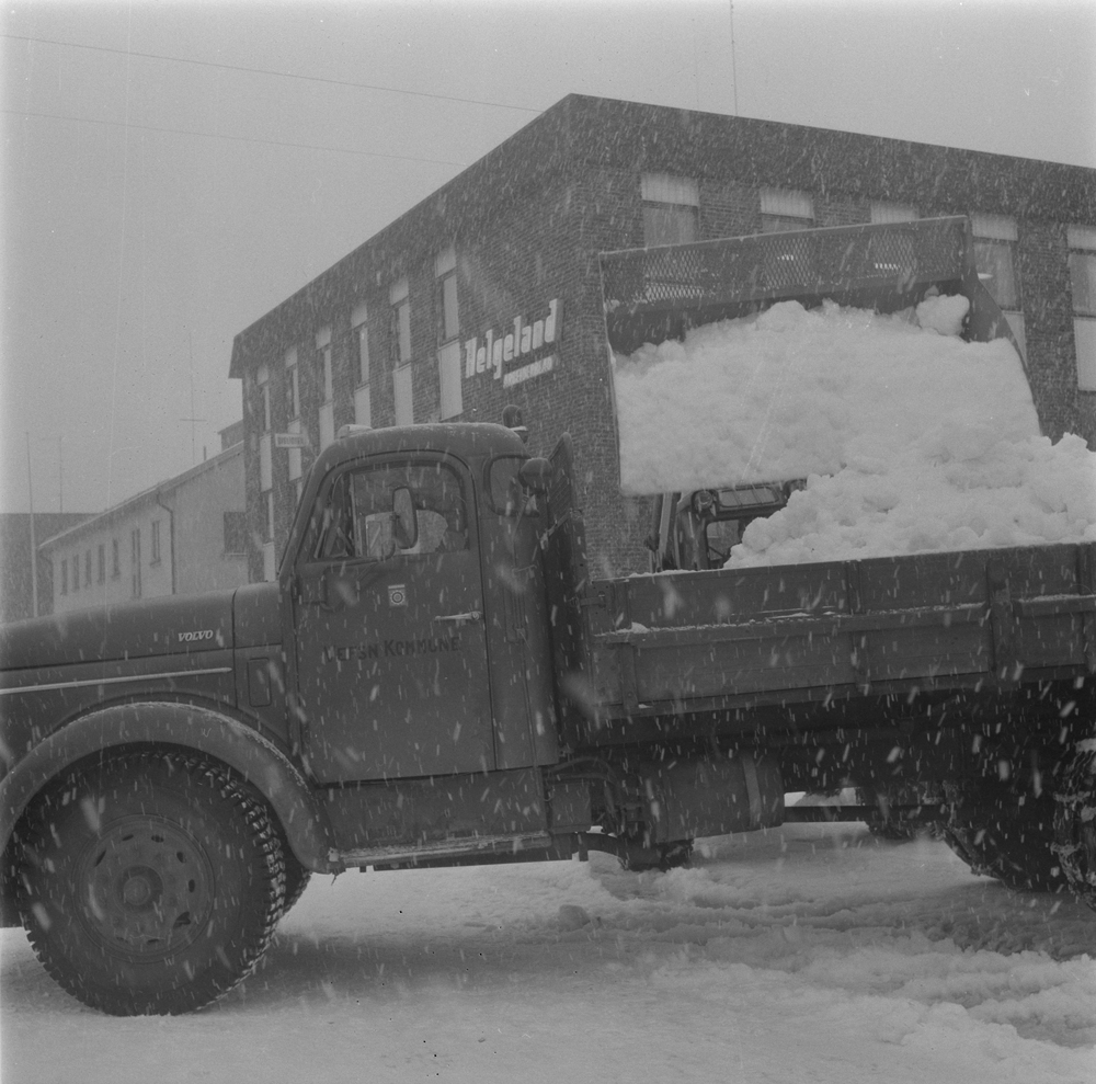 Lastebil som får snølast i Fearnleysgt. Lokalene til Helgeland Arbeiderblad i bakgrunnen, Fearnleysgt.23