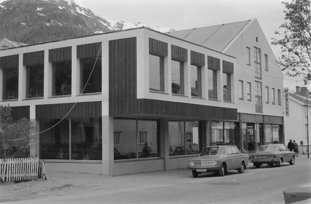 Baadstrands Møbelforretning i Chr. Qvales gate 7-9.
Nybygget som ble tatt i bruk juni 1975.