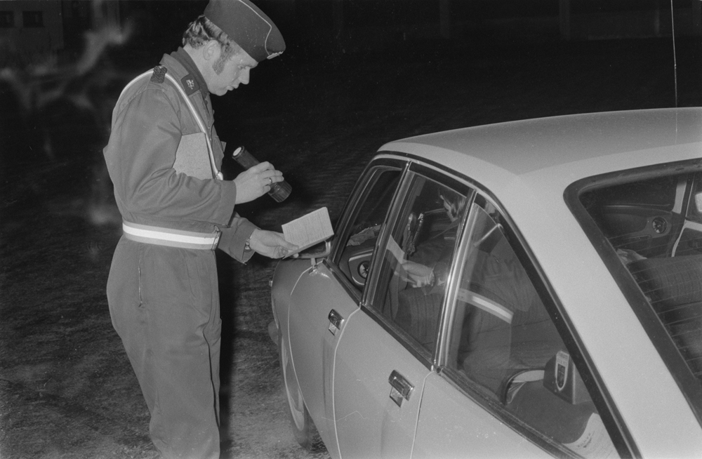 Stor politikontroll utenfor Nord Norges Salgslag i Vefsnvegen, gamle E6. Politi som sjekker førerkort til sjåfør.