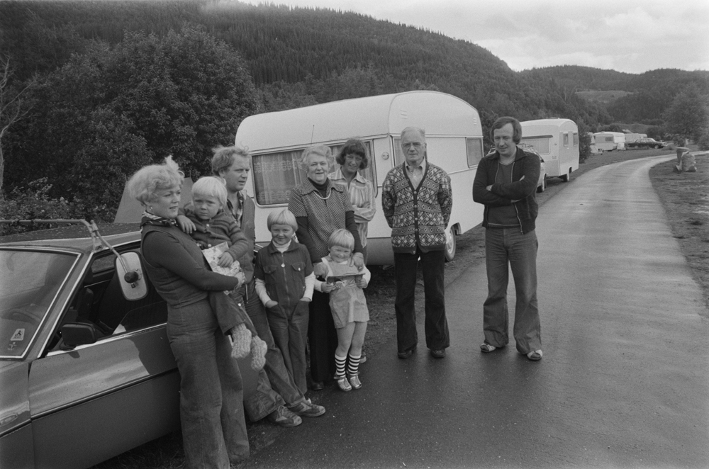 Turister i Mosjøen 1977. Foran bil med campingvogn på Kippermoen Campingplass.