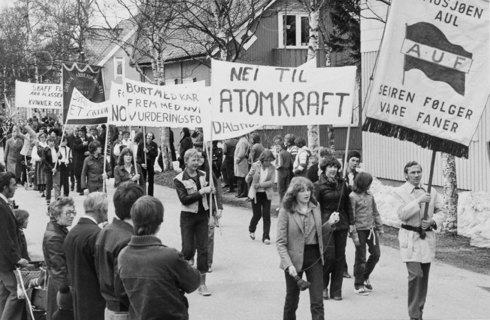 1.Mai i Mosjøen, fra Kirkegata. Bannere med slagord. - Helgeland Museum ...