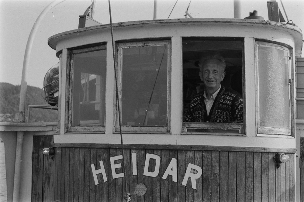 Bygderutebåten Heidar i Velfjord.
I styrhuset Erling Kvitnes