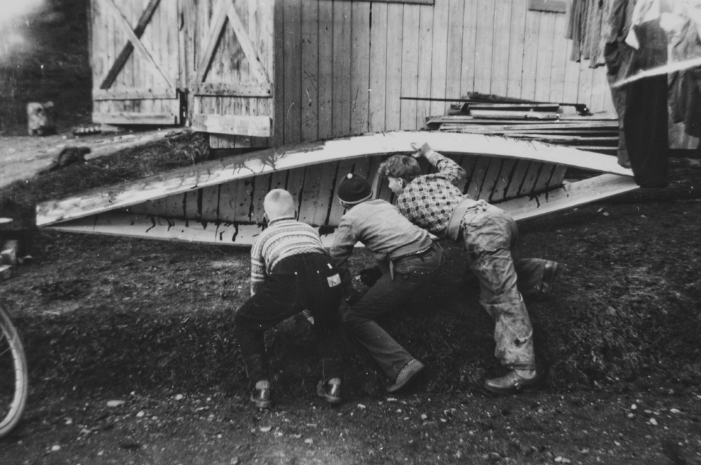 Bygging av hjemmelaget kajakk eller kano av plank.
Til tetningsmiddel tjære. Disse farkostene var et vanlig syn i Skjærva og andre steder.