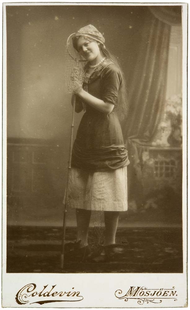 Visittkortportrett av kvinne i kjole som holder en håv.