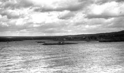 Tysk u-båt. Kystlandskapet ved Halifax i bakgrunnen. Suderøy