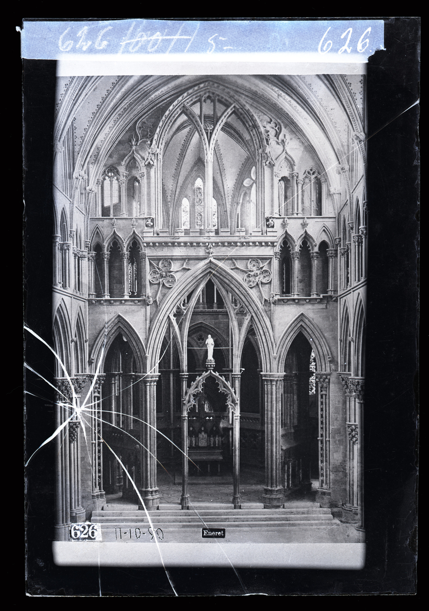 Høykoret med korbuen og oktogonen i Nidarosdomen etter restaurering. Høyalteret synes inne i oktogonen. Gotisk arkitektur. Paul Bøes Kristus-statue plassert i korbuen.