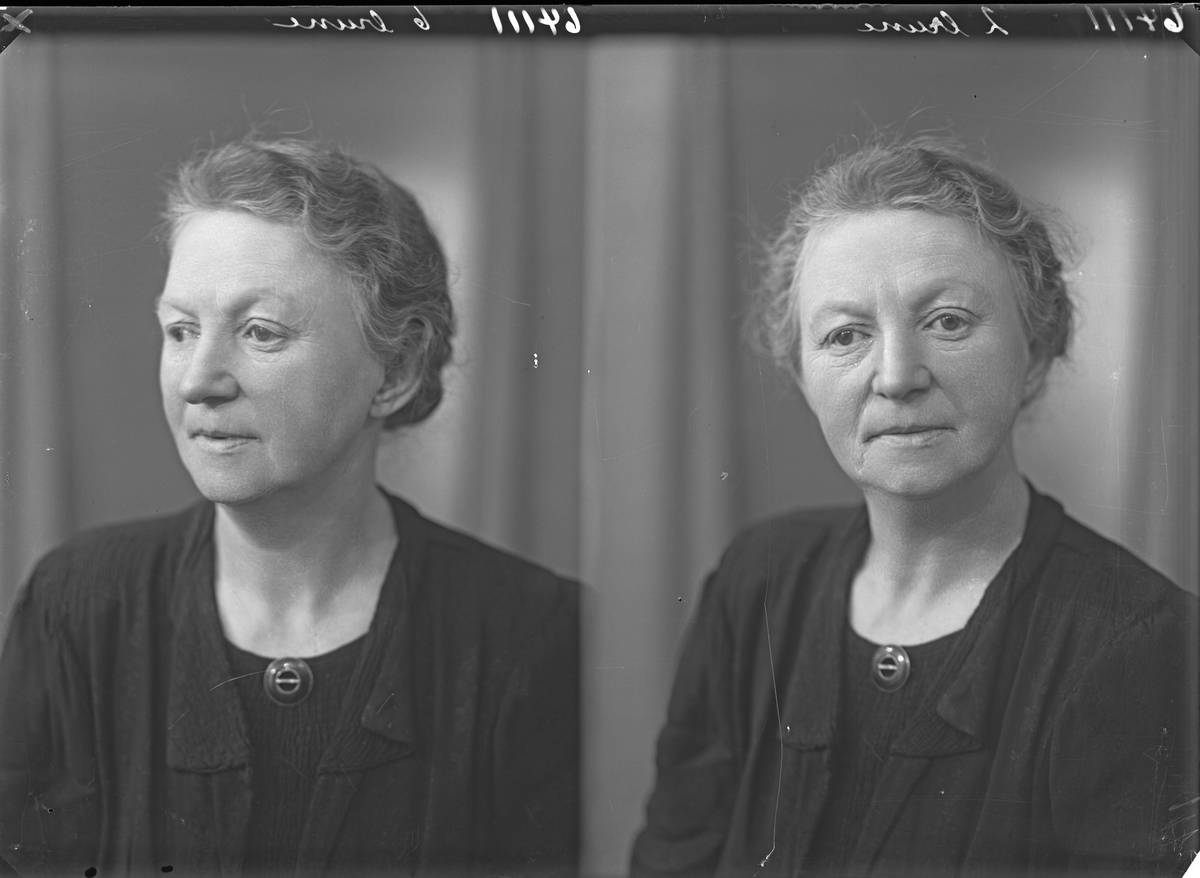 Portrett. Eldre kvinne i mørk drakt med medaljong i halsenlinningen. Bestilt av Marie Kallevik. Haraldsgt. 212