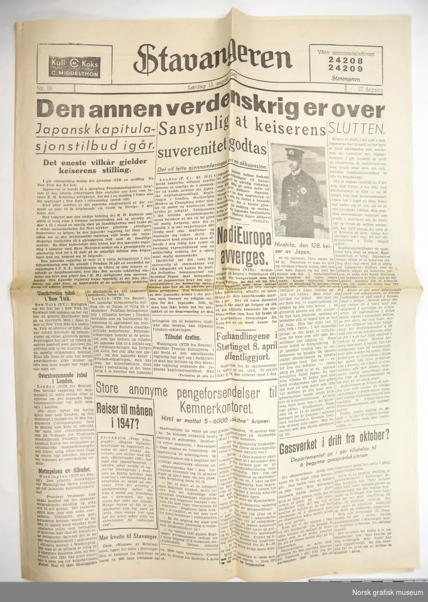 Eksemplar av avisen Stavangeren som omhandler den japanske kapitulasjonen etter andre verdenskrig.