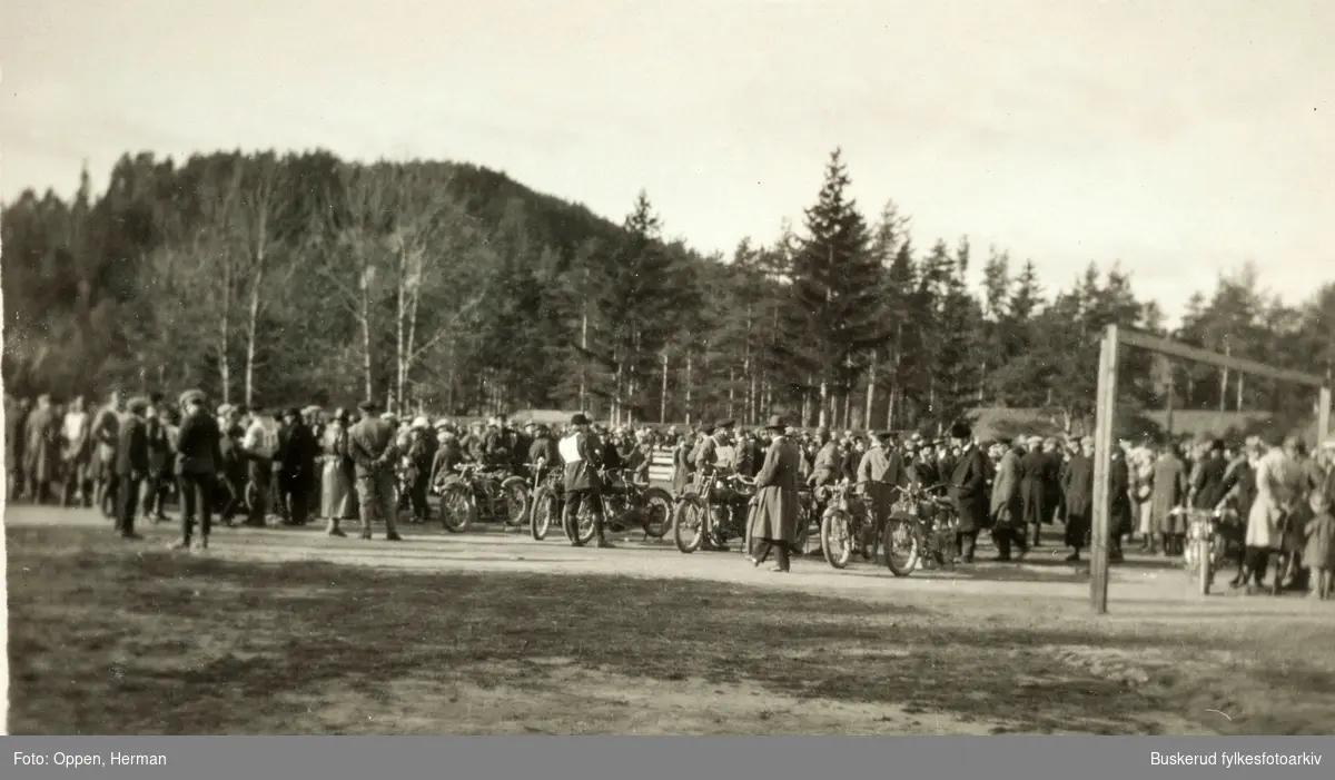 Motorsykkel race  på Benterud stadion i Hønefoss. 1924
Foran motorløpet på Benterud