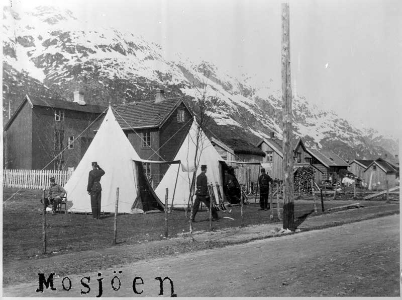 Militærtropp har slått leir i Mosjøen. Bildet viser en post på hjørnet av Kirkegata og Petter Dass gate.