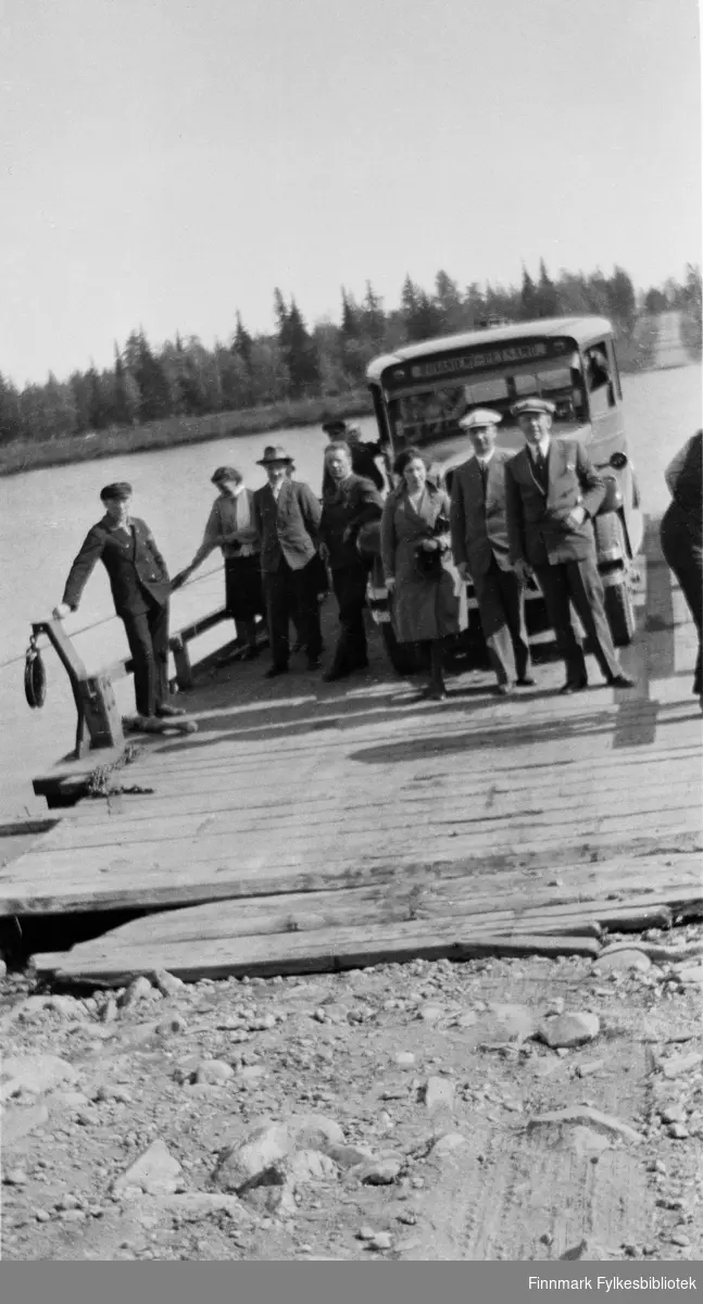 Reise til Finland i 1931. Ferge over en elv med bil eller buss i ruta "Rovaniemi-Petsamo". Oskar Alseen til høyre. Lærer Jørgen Skodje nr. 2 og Aslaug Alseen nr. 3 fra høyre.