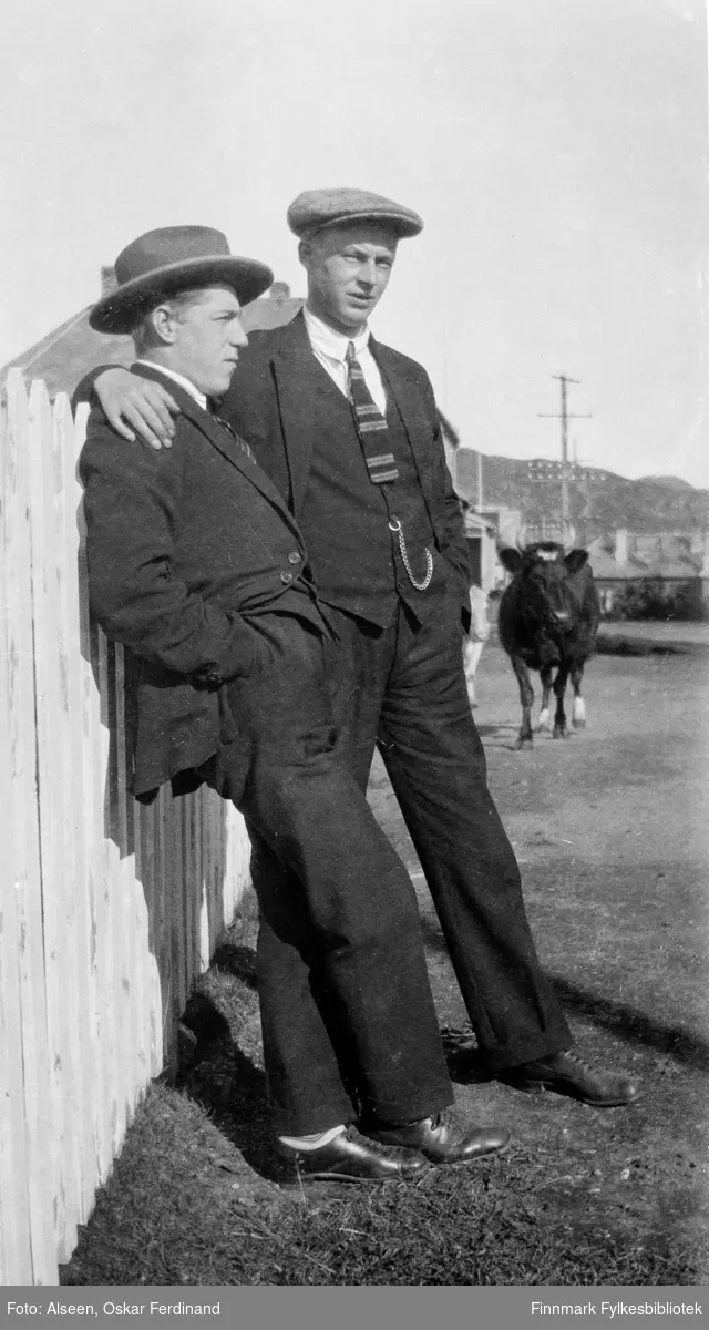 Vardø-menn (ukjente) på 1920-1930-tallet. Kuene "spaserte" i gatene.