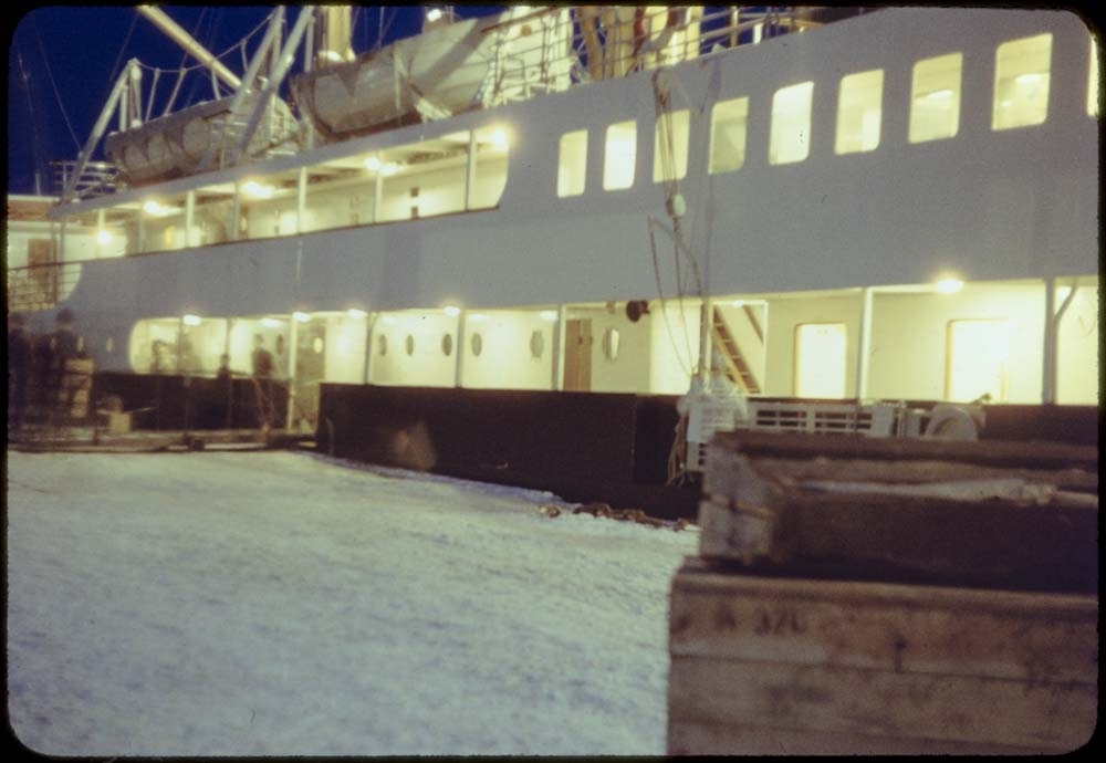 Hurtigrutekaia i Sandnessjøen 1954. Avbildet er D/S "Nordstjernen", bygget for Det Bergenske Dampskipsselskap i 1937. Skipet forliste i Raftsundet 22.09.1954, samme år som bildet er tatt.