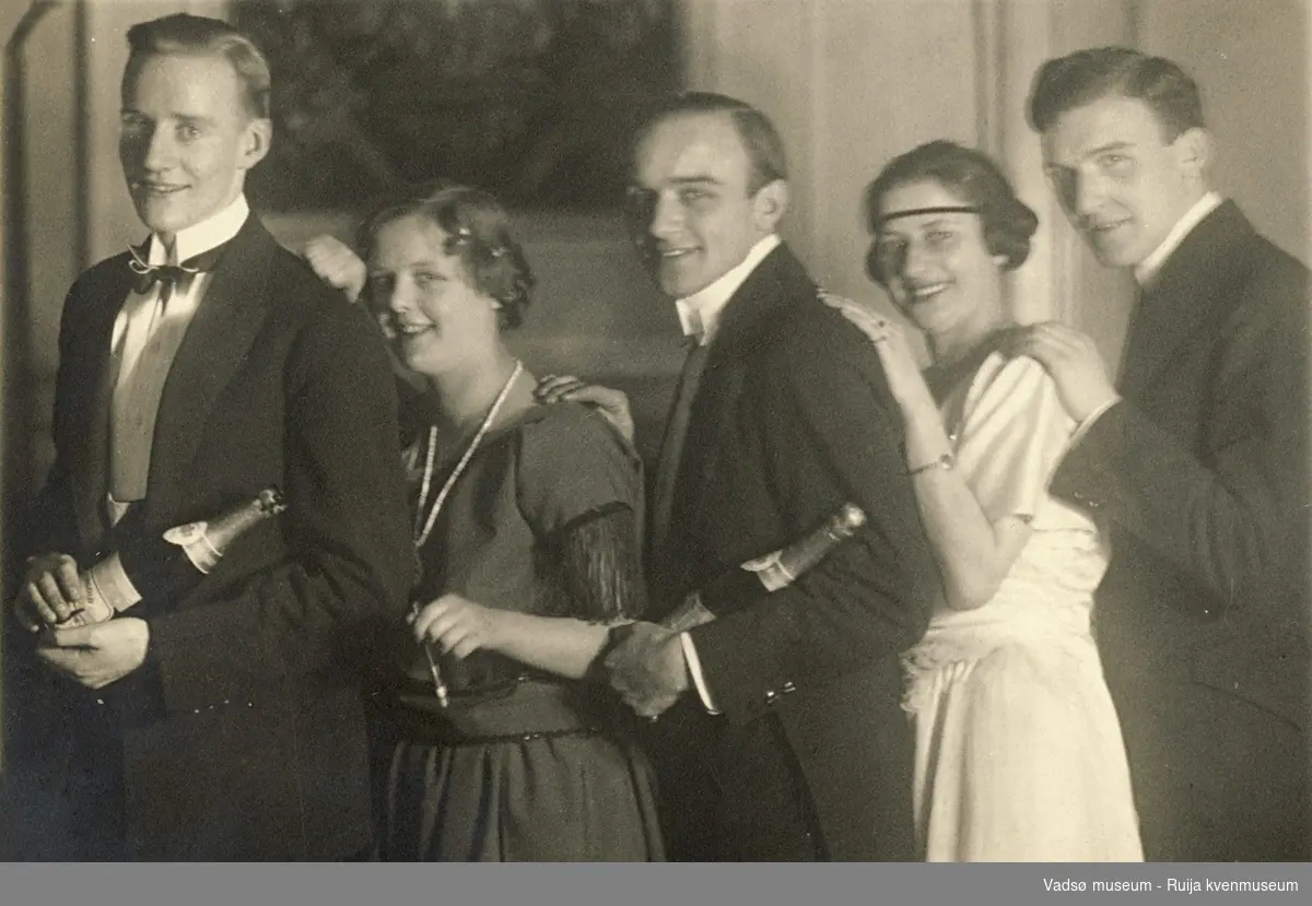 Nyttårsfest 1922 med Carl Brammer Esbensen, antatt Gertrude Wismer, Ferdinand Krantz, Christa og Karl Frantz.