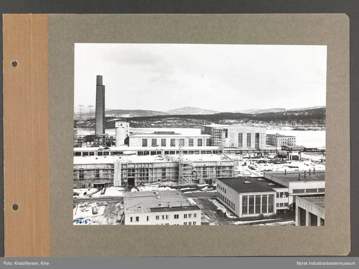 Fotoalbum med 48 sider og 69 innlimte fotografier fra Norsk Hydro på Herøya.