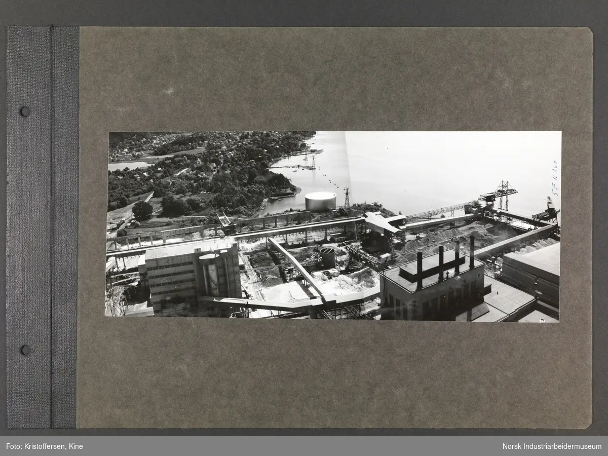 Fotoalbum med 52 sider og 53 innlimte fotografier fra Norsk Hydro på Herøya.