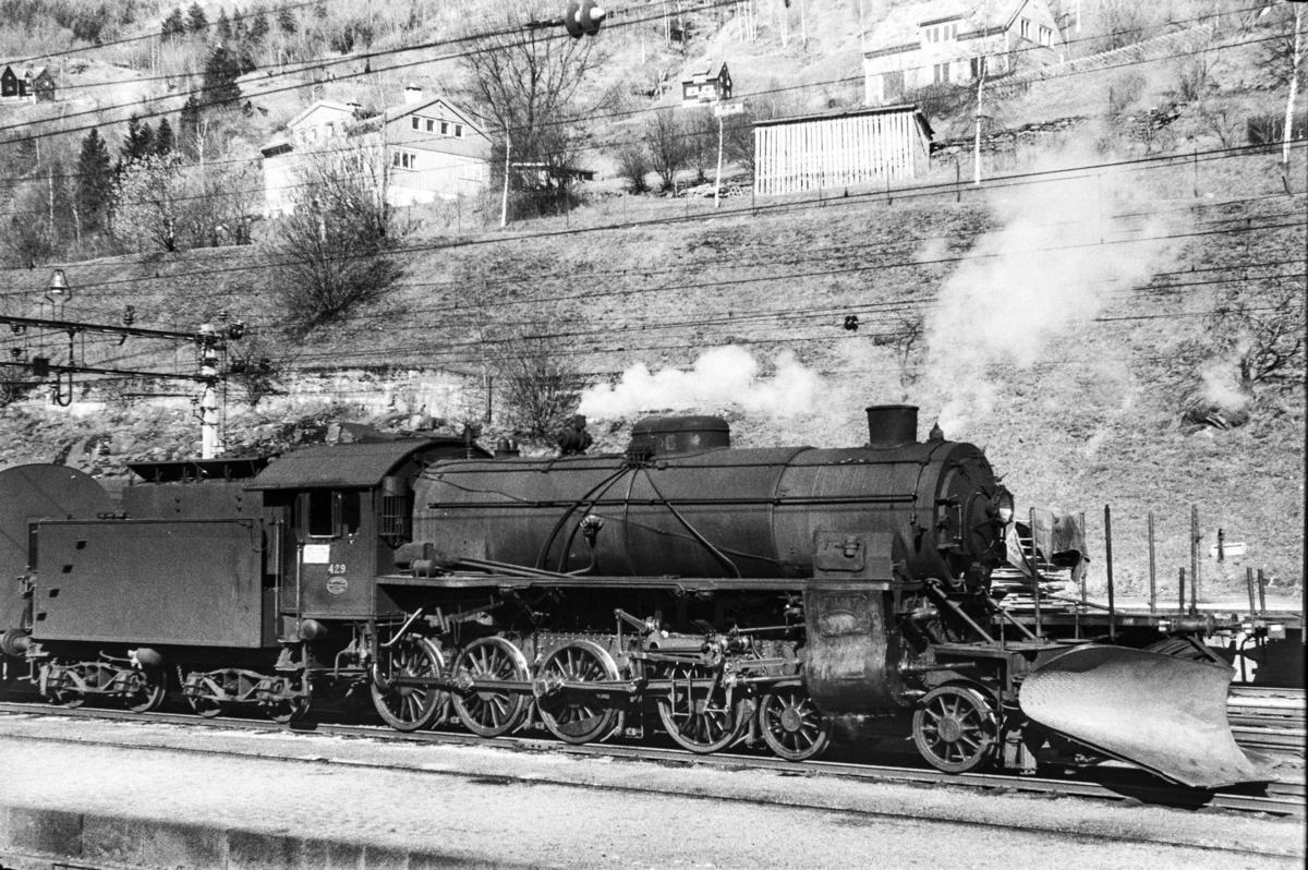 Damplokomotiv type 31b nr. 429 med ekstratog retning Ål. tog 7650, i anledning hjemreisen 2. påskedag.