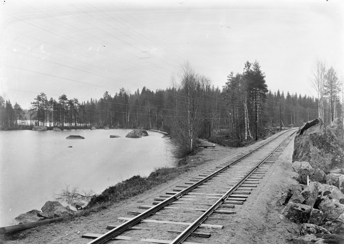 Gamla banvallen korsar före dettaMora-Vernens Järnväg,Magasinsbyggnad och spår tillhörande Östra Värmlands Järnväg